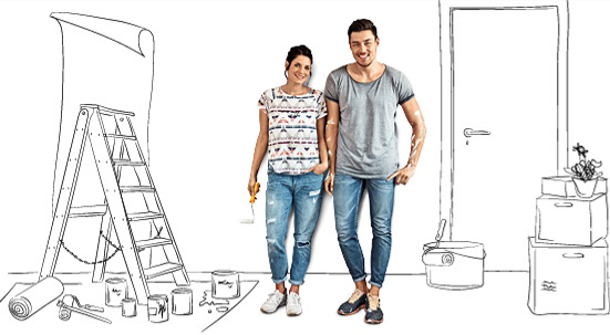 Junges Paar malert Zuhause